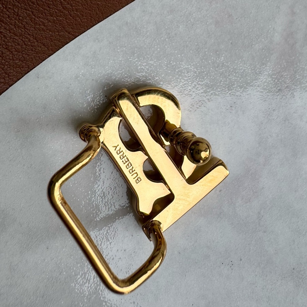 Burberry TB Reversible Leather
Belt Brown/ Black with Gold Burberry Logo Accent - Picture 9 of 16